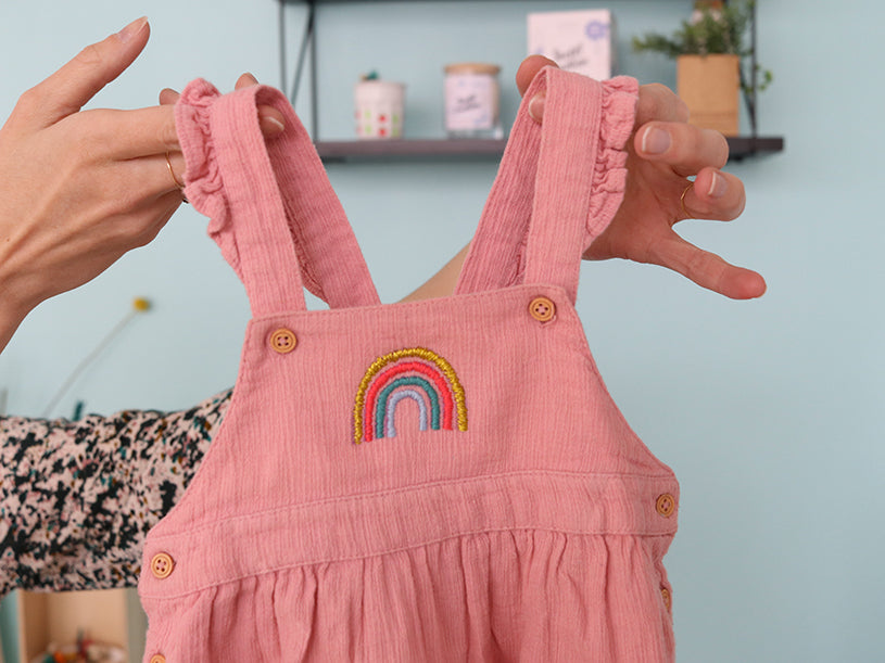 Heless 6 - Doudou Teddy Rainbow avec Robe brodée d'un Arc-en-Ciel, Ourson de 22 cm env. à Habiller et à déshabiller, à Aimer et comme Compagnon de Jeu