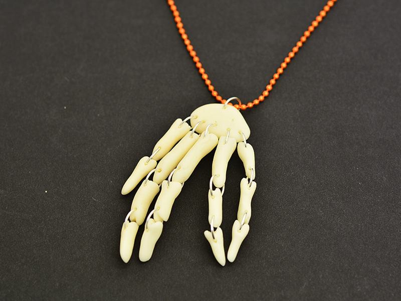 Voir le tuto Une main articulée pour Halloween Une main articulée pour Halloween