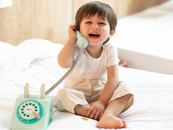 Offrez ce téléphone en bois vintage à votre enfant pour Noël !
