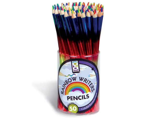 Apprendre à utiliser crayons, pinceaux et ciseaux