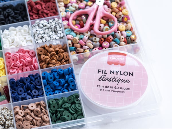 Maxi boite - 16 couleurs de perles heishi NATURE et accessoires + perles  lettres, ciseaux et fil élastique