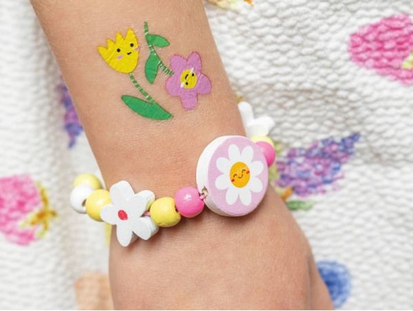 Offrez ce superbe kit bijou pour enfant sur le thème des fleurs !
