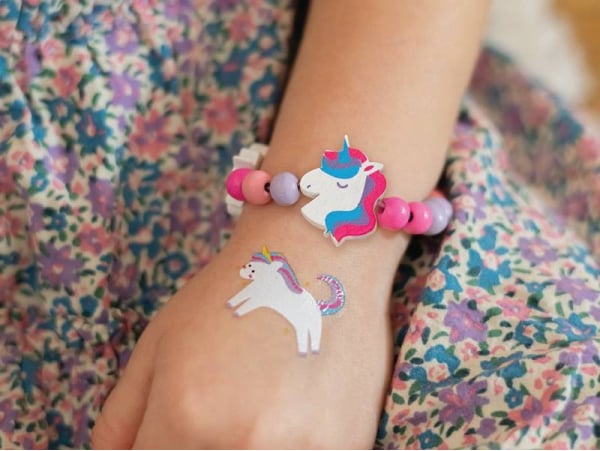 Offrez ce superbe kit bijou pour enfant sur le thème des licornes !
