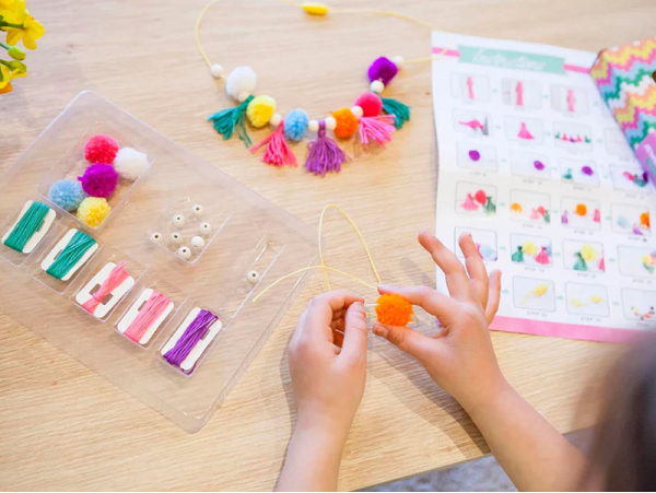 Offrez ce kit DIY pour créer des bijoux en pompons à votre enfant !