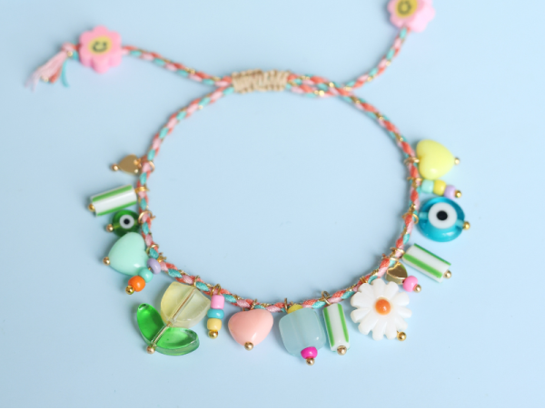 Bracelet fantaisie avec des breloques fleuris fun et colorés