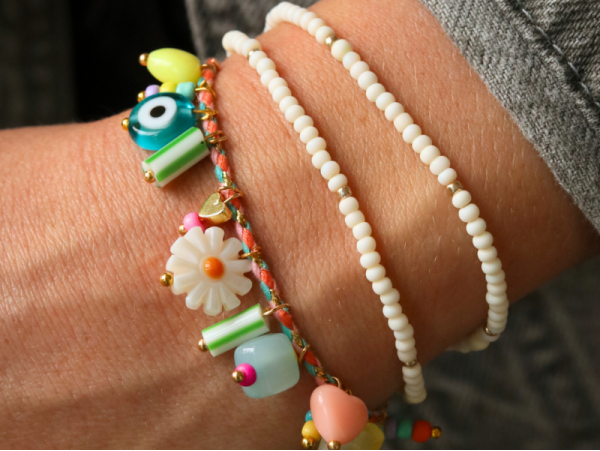 Bracelet fantaisie avec des breloques fleuris fun et colorés