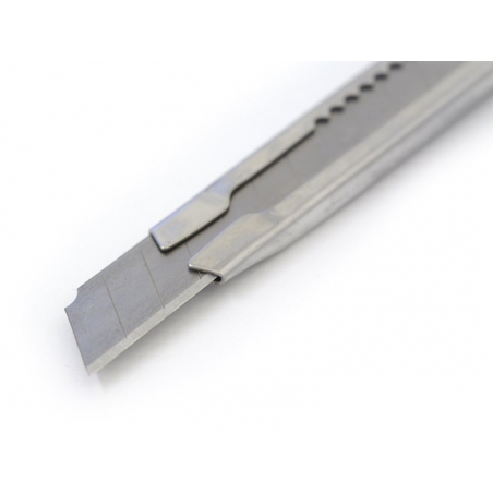 Acheter Cutter métallique avec 3 lames de rechange. - 2,49 € en ligne sur La Petite Epicerie - Loisirs créatifs