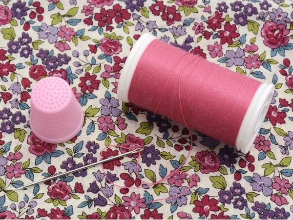 Acheter 1 dé à coudre rose en plastique - 0,19 € en ligne sur La Petite Epicerie - Loisirs créatifs