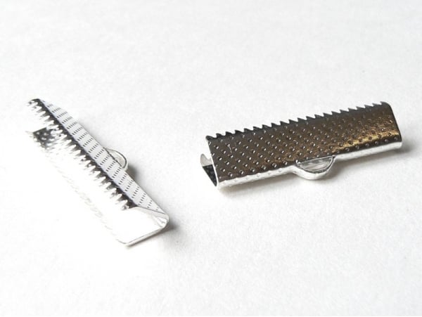 Acheter Fermoir griffe pour biais de tissu 25 mm - argenté foncé - 0,39 € en ligne sur La Petite Epicerie - Loisirs créatifs