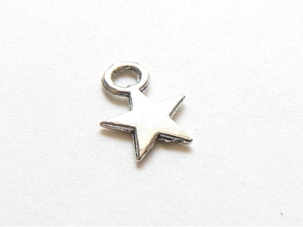 Acheter 1 Breloque petite étoile - couleur argent - 0,19 € en ligne sur La Petite Epicerie - Loisirs créatifs