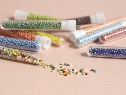 Acheter Tube de 350 perles de rocailles opaques nacrées - multicolore - 0,99 € en ligne sur La Petite Epicerie - Loisirs créa...