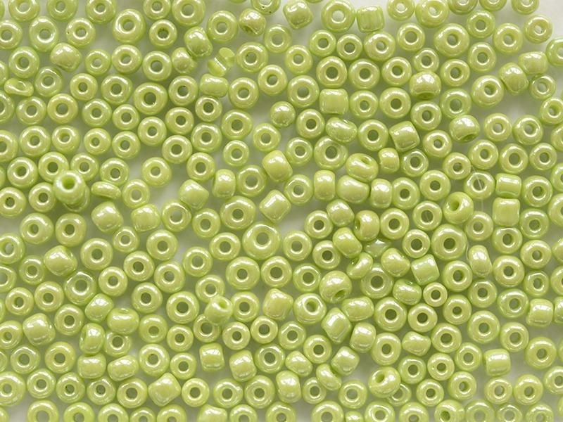 Acheter Tube de 350 perles de rocailles opaques nacrées - vert pomme - 0,99 € en ligne sur La Petite Epicerie - Loisirs créatifs
