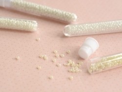 Acheter Tube de 350 perles de rocailles opaques nacrées - écru - 0,99 € en ligne sur La Petite Epicerie - Loisirs créatifs