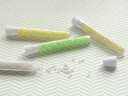Acheter Tube de 350 perles transparentes à inclusions colorées - blanc - 0,99 € en ligne sur La Petite Epicerie - Loisirs cré...