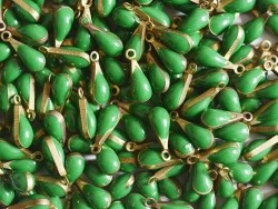 Acheter Breloque petite goutte émaillée - vert émeraude - 0,49 € en ligne sur La Petite Epicerie - Loisirs créatifs