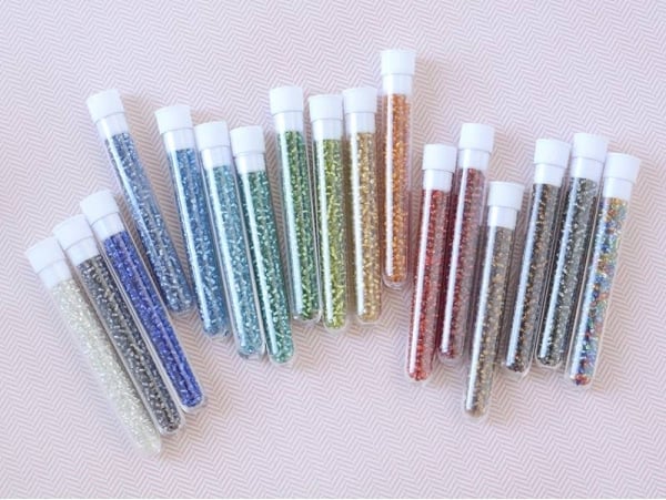 Acheter Tube de 350 perles à inclusions argentés - multicolore - 0,99 € en ligne sur La Petite Epicerie - Loisirs créatifs