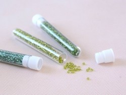 Acheter Tube de 350 perles à inclusions argentés - vert gazon - 0,99 € en ligne sur La Petite Epicerie - Loisirs créatifs