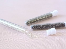 Acheter Tube de 350 perles à inclusions argentés - blanc - 0,99 € en ligne sur La Petite Epicerie - Loisirs créatifs
