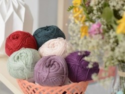 Acheter Laine à tricoter "Basic Acrylic" - framboise - 3,30 € en ligne sur La Petite Epicerie - Loisirs créatifs