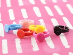Acheter Support de bague pour enfant en plastique - rose pâle - 0,19 € en ligne sur La Petite Epicerie - Loisirs créatifs