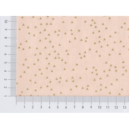 Acheter Tissu rose pâle imprimé triangles dorés - 1,15 € en ligne sur La Petite Epicerie - Loisirs créatifs