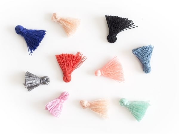 Acheter Lot de 10 pompons - couleurs aléatoires - 15 mm - 3,90 € en ligne sur La Petite Epicerie - Loisirs créatifs