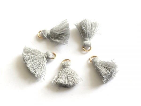 Acheter Pendentif pompon - gris - 0,59 € en ligne sur La Petite Epicerie - Loisirs créatifs