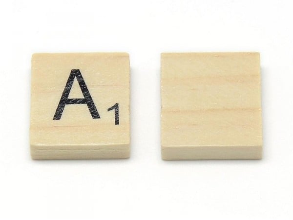 Lettres Scrabble en bois naturel typo blanc