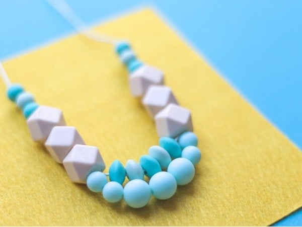 Acheter Perle géométrique de 14 mm en silicone - blanc - 0,99 € en ligne sur La Petite Epicerie - Loisirs créatifs