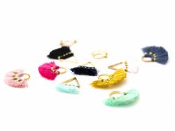 Acheter Pendentif rond doré à pompons - jaune moutarde - 1,89 € en ligne sur La Petite Epicerie - Loisirs créatifs
