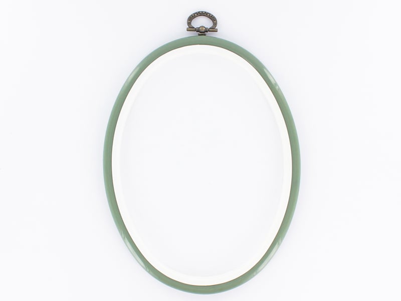 Acheter Tambour à broder ovale vert amande - 17.5 x 13 cm - 2,49 € en ligne sur La Petite Epicerie - Loisirs créatifs