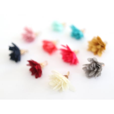 Acheter Lot de 10 pendentifs pompons fleurs en organza - 4,49 € en ligne sur La Petite Epicerie - Loisirs créatifs