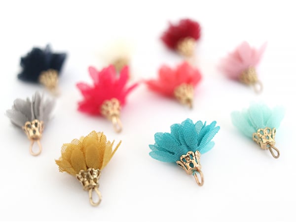 Acheter Lot de 10 pendentifs pompons fleurs en organza - 4,49 € en ligne sur La Petite Epicerie - Loisirs créatifs