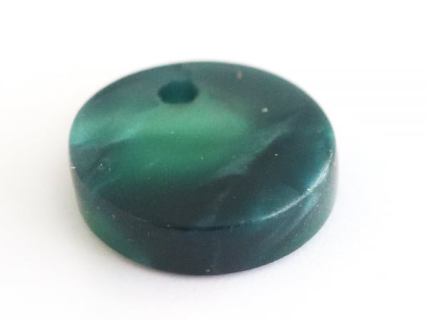 Acheter Pendentif sequin 10 mm vert écaille de tortue en acétate - 0,39 € en ligne sur La Petite Epicerie - Loisirs créatifs