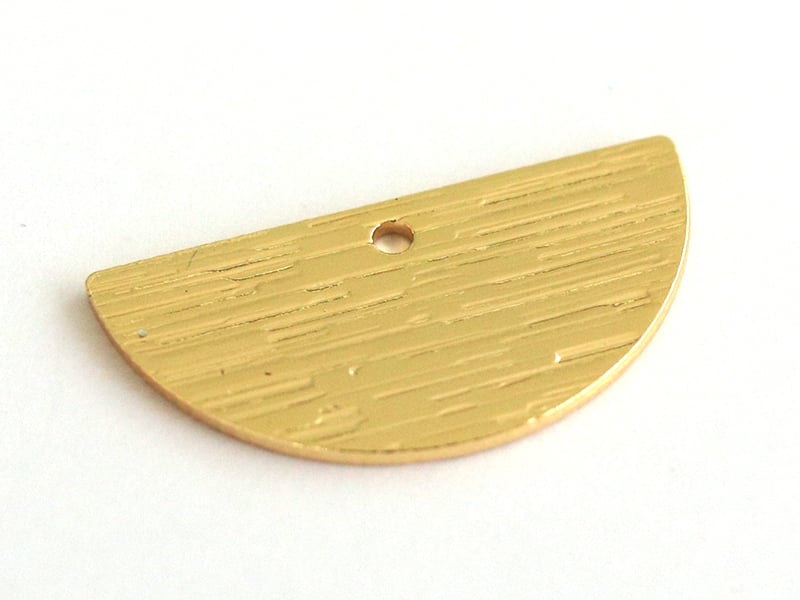 Acheter Pendentif demi-lune - doré à l'or fin 16K - 1,19 € en ligne sur La Petite Epicerie - Loisirs créatifs