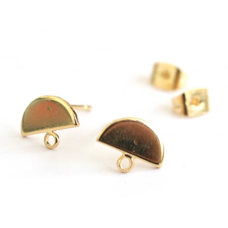 Acheter Paire de puces d'oreilles avec plateau demi-cercle - dorée à l'or fin 18K - 3,99 € en ligne sur La Petite Epicerie - ...
