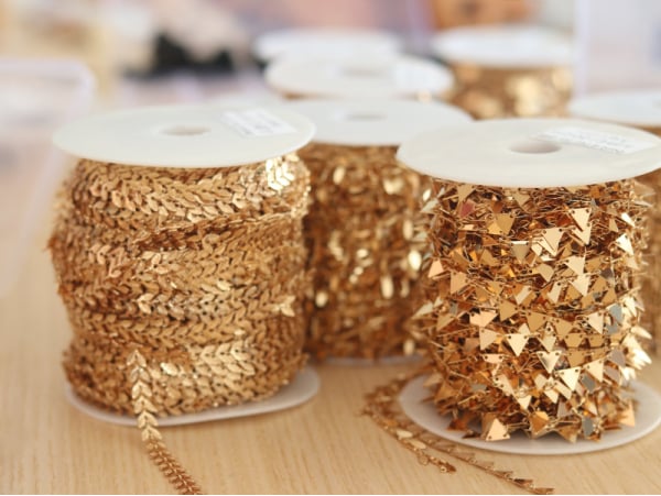 Acheter Chaîne fanion triangles 6 mm - doré à l'or fin 24 K x 20 cm - 3,60 € en ligne sur La Petite Epicerie - Loisirs créatifs