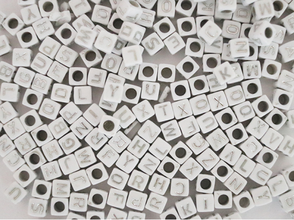 Acheter Lot de 500 perles carrées alphabet - lettres argentées - 5,99 € en ligne sur La Petite Epicerie - Loisirs créatifs