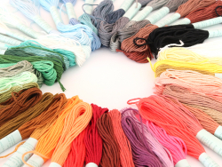 Acheter Lot de 50 échevettes- couleurs assorties - 7,99 € en ligne sur La Petite Epicerie - Loisirs créatifs