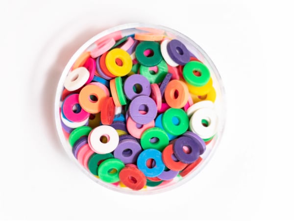 Acheter Boite de perles rondelles heishi 6 mm - mix de couleurs pop - 2,59 € en ligne sur La Petite Epicerie - Loisirs créatifs