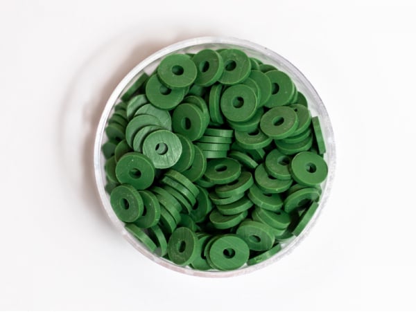 Acheter Boite de perles rondelles heishi 6 mm - vert végétal - 2,59 € en ligne sur La Petite Epicerie - Loisirs créatifs