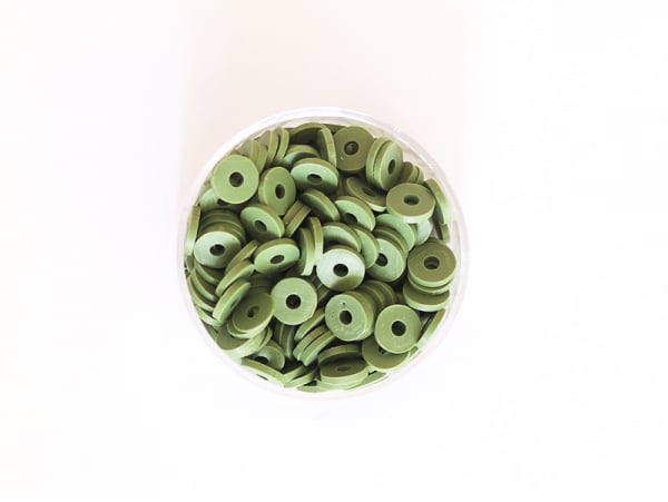 Acheter Boite de perles rondelles heishi 6 mm - vert olive - 2,59 € en ligne sur La Petite Epicerie - Loisirs créatifs