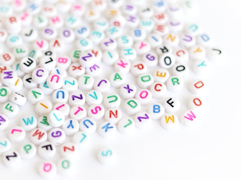Ruban gros grain blanc avec les lettres de l/'Alphabet multicolore de 25 mm au m