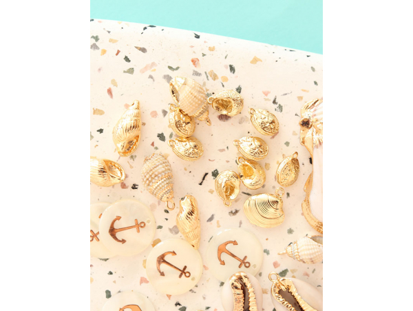 Acheter Pendentif coquillage coquille 25 mm- bordure dorée - 1,99 € en ligne sur La Petite Epicerie - Loisirs créatifs