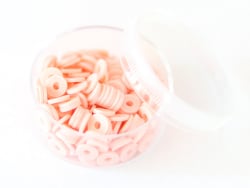 Acheter Boite de perles rondelles heishi 6 mm - rose bonbon - 1,99 € en ligne sur La Petite Epicerie - Loisirs créatifs