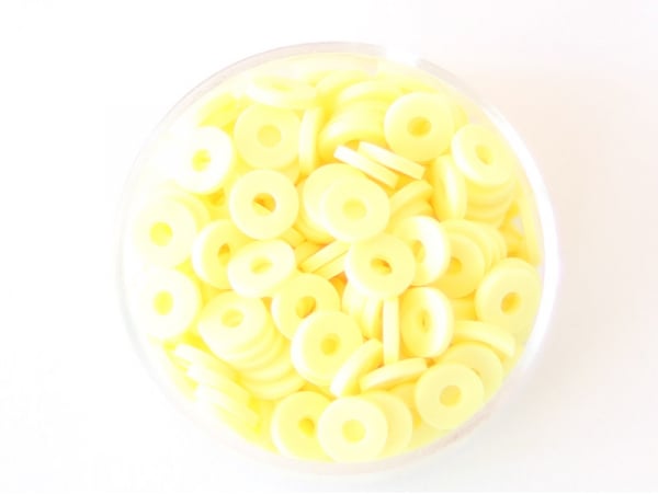 Acheter Boite de perles rondelles heishi 6 mm - jaune clair - 2,59 € en ligne sur La Petite Epicerie - Loisirs créatifs