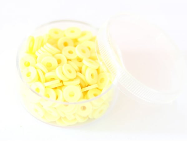 Acheter Boite de perles rondelles heishi 6 mm - jaune clair - 1,99 € en ligne sur La Petite Epicerie - Loisirs créatifs