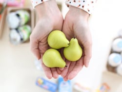 Acheter Poire verte - jouet fruit en bois pour dinette - 1,99 € en ligne sur La Petite Epicerie - Loisirs créatifs