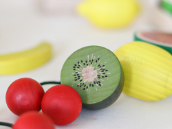 Acheter Demi kiwi - jouet fruit en bois pour dinette - 1,99 € en ligne sur La Petite Epicerie - Loisirs créatifs