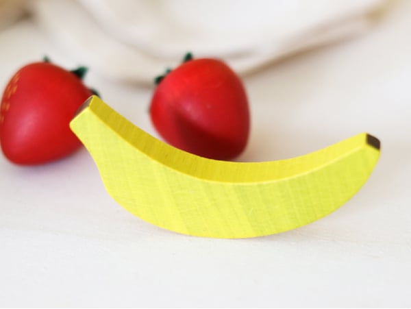 Acheter Petite banane - jouet fruit en bois pour dinette - 1,50 € en ligne sur La Petite Epicerie - Loisirs créatifs